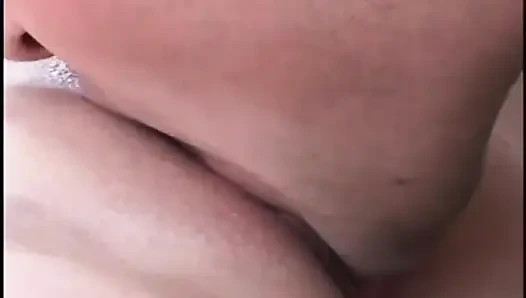 Memek muncrat tante seksi rambut pirang dientot habis-habisan di kursi halaman sama cowok berondong