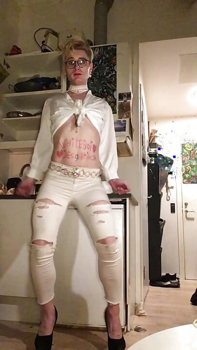 흰색 청바지를 입은 Sis.Whiteboi Jes Brinch