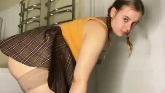 Симпатичная толстушка Jucielussie жестко трахается с вибратором в ванной