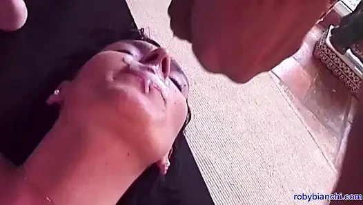 Memek becek bettybell dientot habis-habisan sampai mengerang keenakan