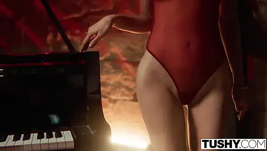Tushy şehvetli güzellik Reina O'hara kusursuz minik götünü geniş açıyor
