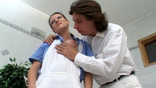Angewiderte Krankenschwester wird vom Chefarzt angemacht