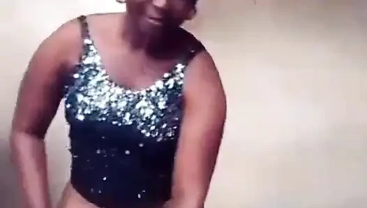 Şişman şeker anne azgın mastürbasyon yapıyor