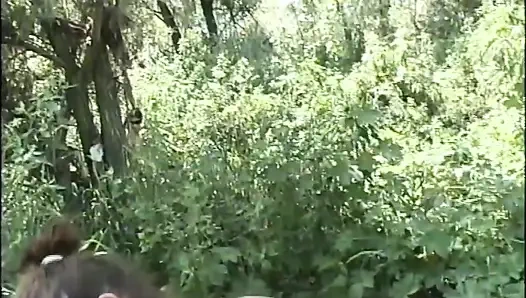 Güzel genç kız açık havada domalarak sikiliyor ve büyük yarakla götüne boşalıyor