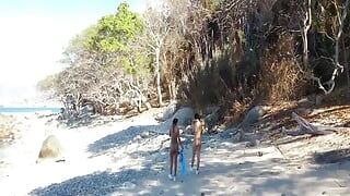 Angie et Maria, latinas sexy, se font baiser à la plage