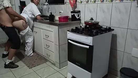 Pembantu menggunakan pantatnya saat mencuci piring.