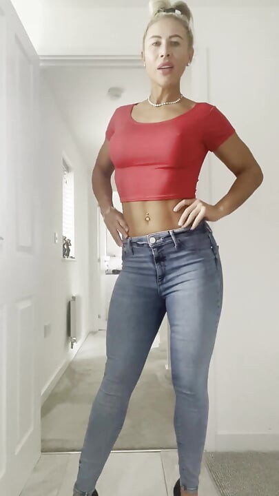 Muskel posierende abs, nasse, dampfende dusche, nasses t-shirt