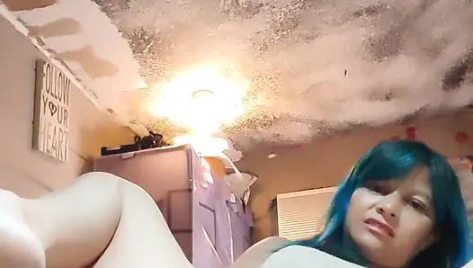 Lusi tatminsiz evli kadın kocasını aldatmayı düşünüyor