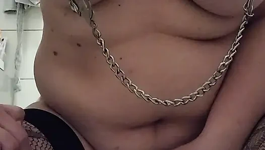 Sesi ngentot dildo intens dengan tongkat, berakhir dengan orgasme