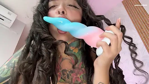 İki dili ve kirli ağzı olan kız götten ağza seksi seviyor.