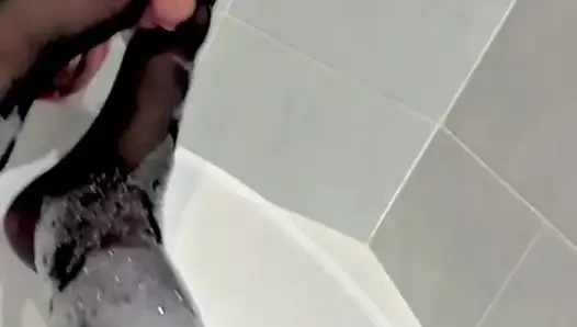 Ibu tiri dengan stoking seksi lagi mandi sambil pakai lingerie seksi, pantat basah