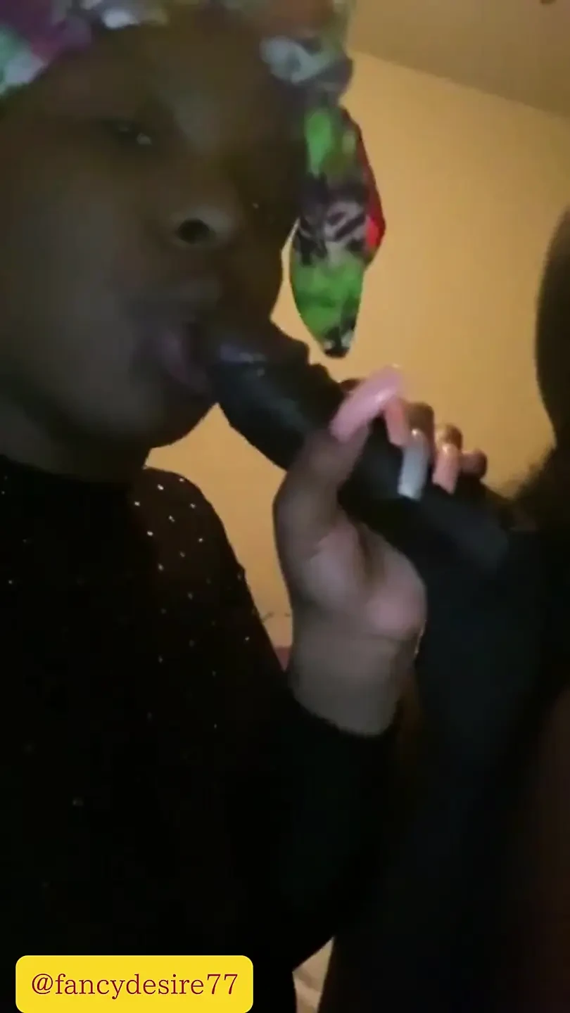我的继父和我们一起搬进去, 深夜我们玩得很开心