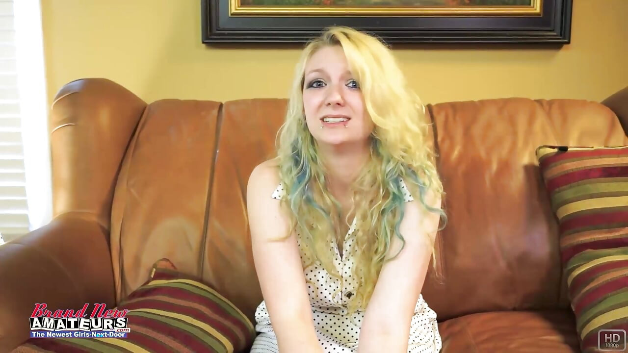 La magra bionda studentessa Chelsie R si fa sfondare e sborrare nella bocca e nella figa!