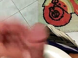 Masturbation de ma grosse bite dans la salle de bain avec éjaculation finale