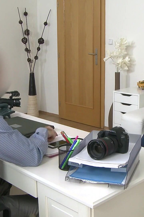 Agent fals - modelul își arată cele mai bune mișcări pe birou