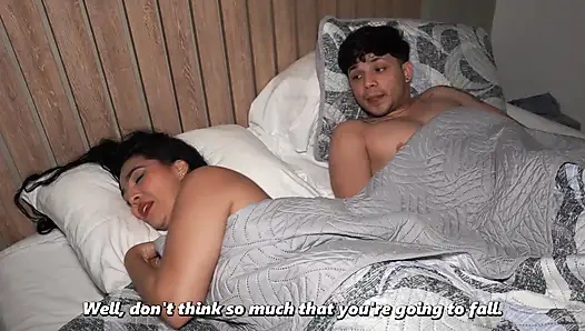 Vollbusige stiefmutter und ihr stiefsohn mit großen schwänzen haben am ende sex, nachdem sie sich versehentlich ein hotelbett geteilt haben.