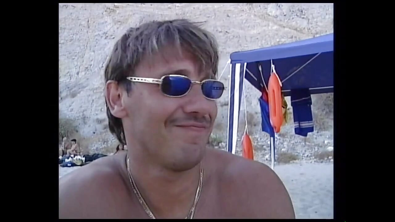 เธอดูดควยใหญ่ของเพื่อนที่ดีขณะที่พวกเขาอยู่ในชายหาด