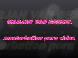 Madura milf Marjan Van Gessil se masturbando até o orgasmo