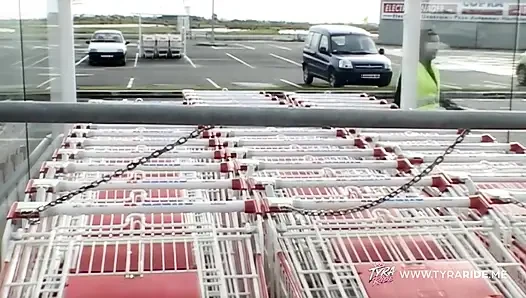 Seks di kamar tidur yang beruap dan pertemuan luar ruangan dengan pakaian dalam clad