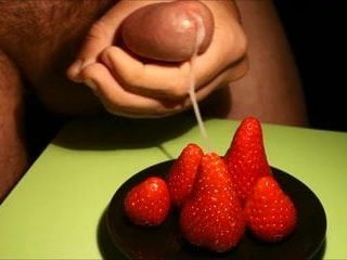 Sahne auf Erdbeeren setzen, abspritzen