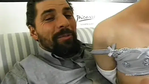 Ateşli sarışının götünde büyük bir yarağa ihtiyacı var!