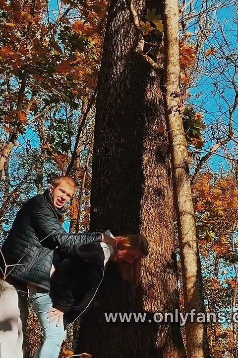 Follada a una belleza con un gran culo en el bosque mientras caminaba