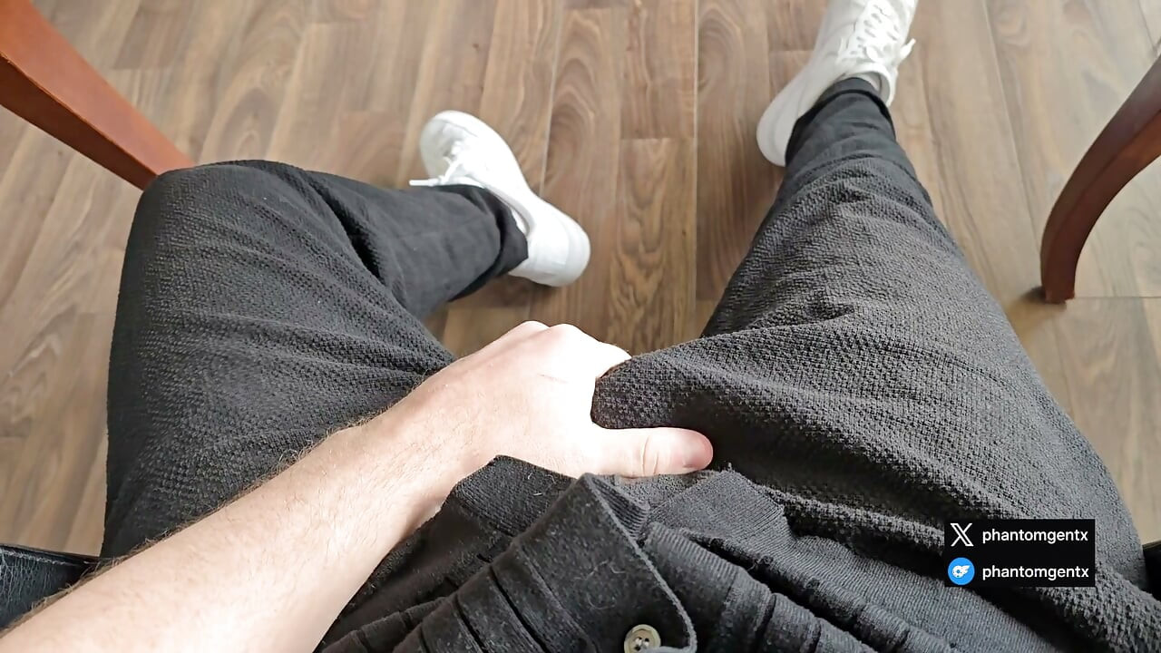 Przerwa na lunch - zamaskowany niemiecki tatuś masuje swojego grubego kutasa przez białe Calvin Klein