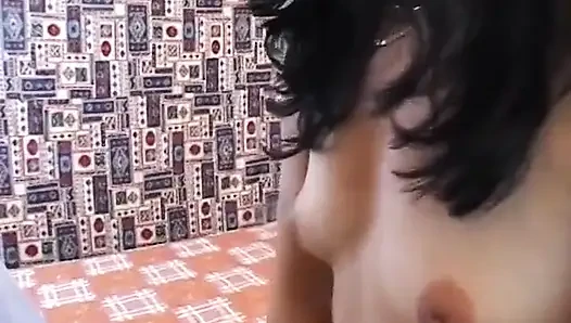 Sarah, eine hübsche latina, macht ihre schlampe mit dildos!