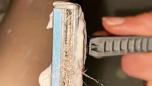 Cewek dengan lebat lagi cukur lebat - close up