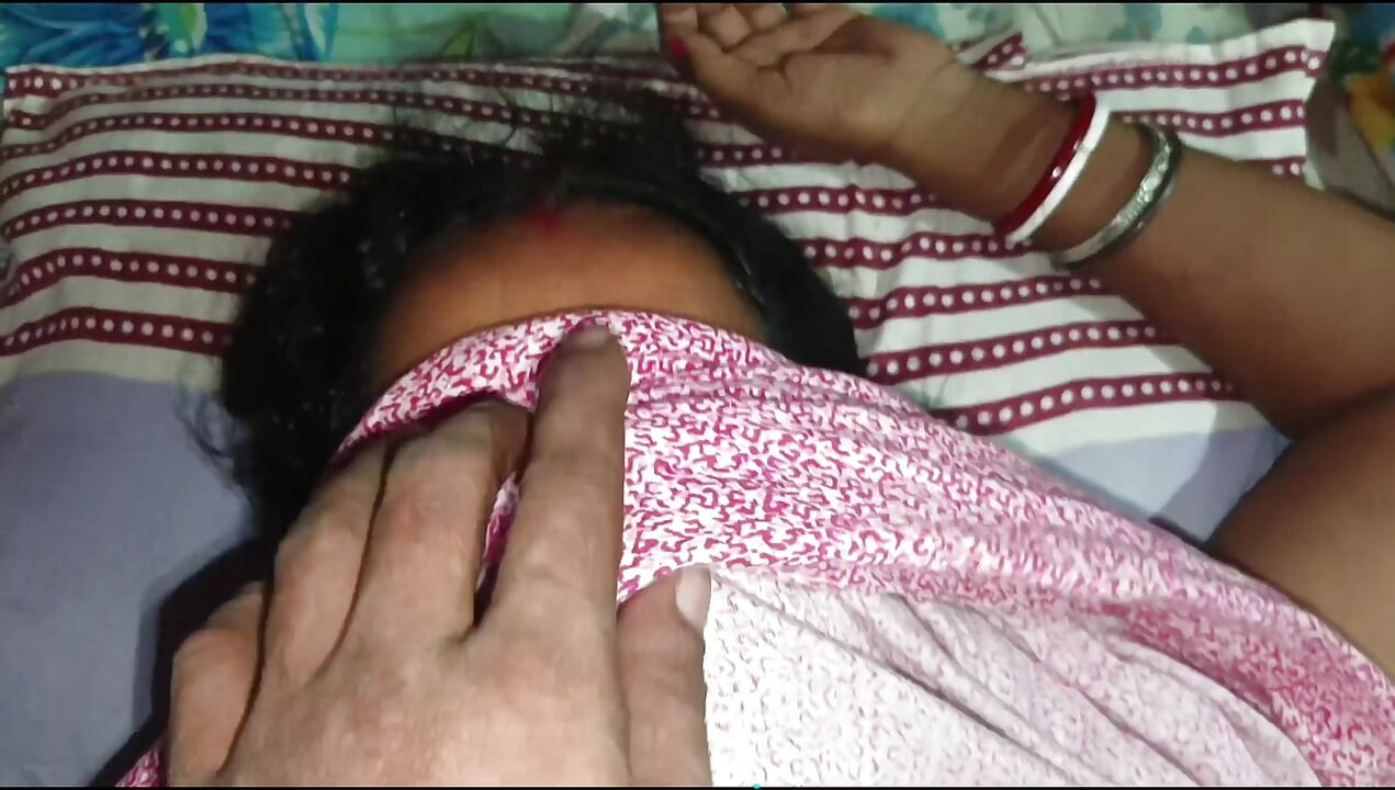 Desi wife fucks her juicy pussy