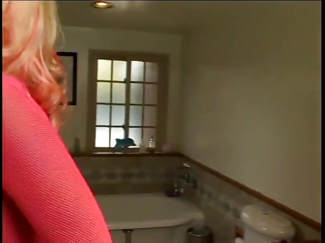 Grupa momaka dobija pušenje kurca i svršavanje po faci prljave drolje u ružičastom donjem vešu