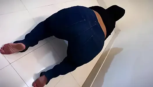 Celana jins & kaos gadis hot arab lagi bersihin kamarku & aku liat pantat montoknya !