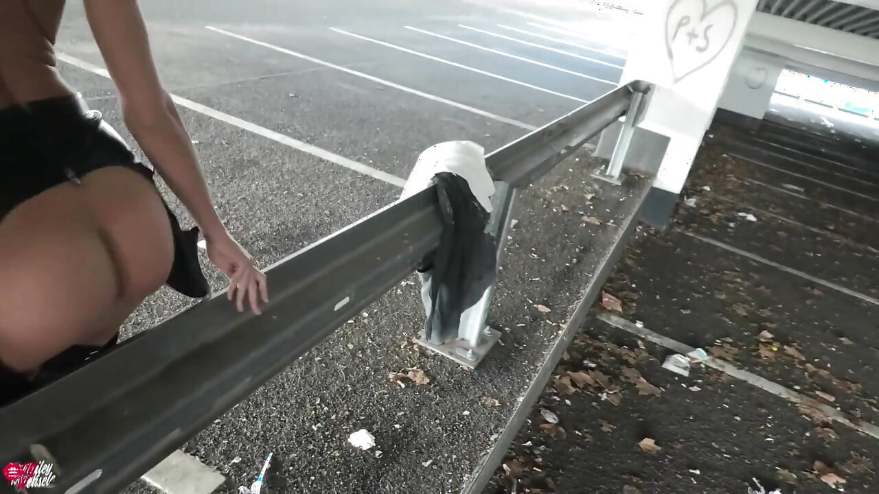 Kåt blond tysk slampa beordrad till parkeringsgarage och knullad