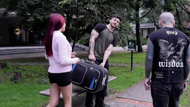 Cheating wife having threesome with neighbors, SHE DOESN'T WANT TO MOAN so as not to make noise.