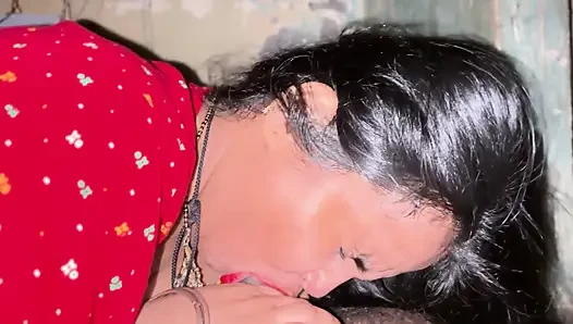 Kırmızı sari giymiş ateşli Hintli karım tam gece vahşi yolculuk için beni baştan çıkardı