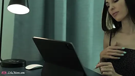 Orgasmen in strümpfen aus der masturbation beim porno gucken