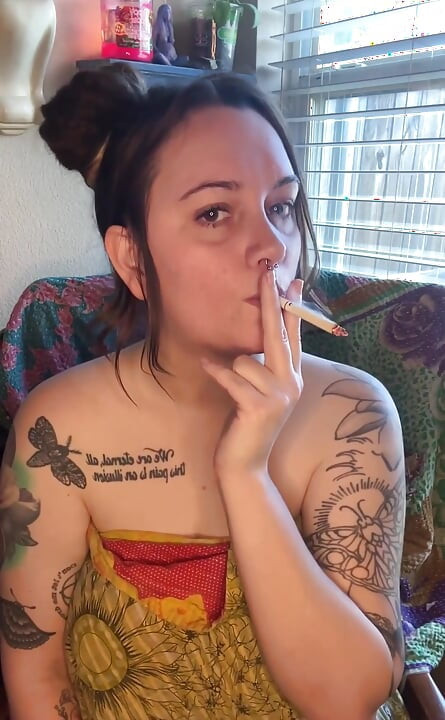 Un fumeur pulpeux se masturbe