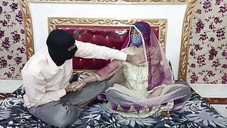 Un garçon pakistanais persuade une belle indienne d'avoir des relations sexuelles et la baise fort