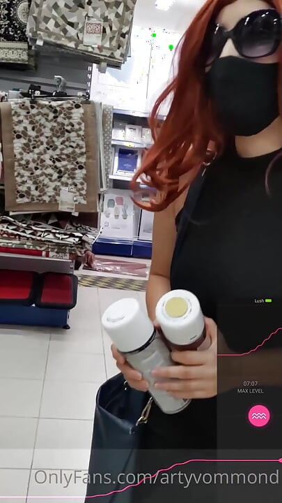 Uzaktan vibratörle alışveriş yaparken kızıl saçlı orgazm