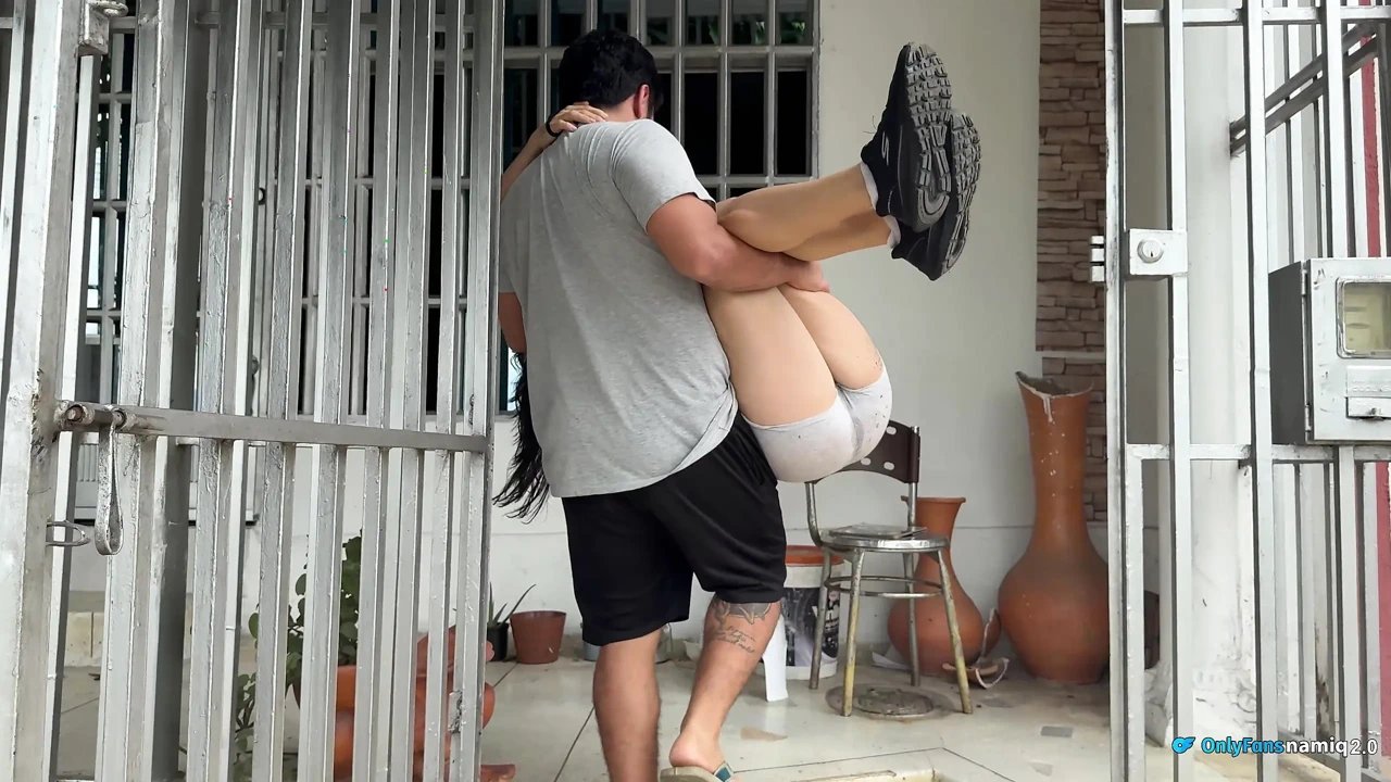 我的邻居出事了，我帮助她，我注射我的鸡巴，她射精！