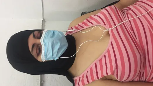 Esposa caliente se masturba en la cámara para complacer a un suscriptor