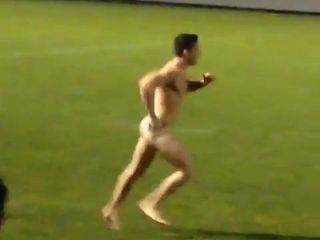 Desnuda en la cancha durante el juego