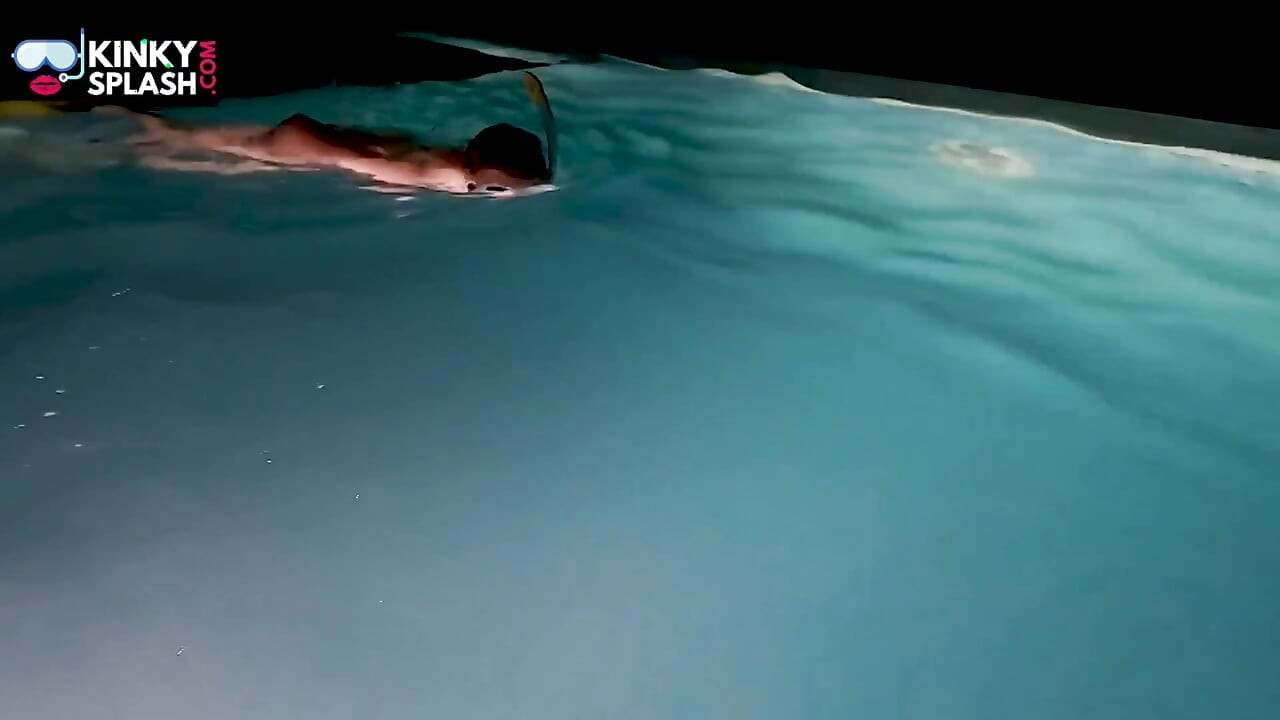 Desnuda puta de snorkel nocturna jugando bajo el agua