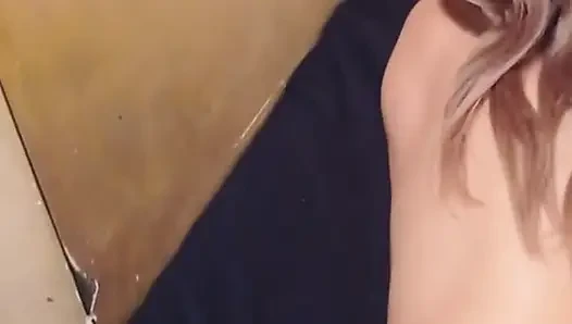 Den arsch dieser blondine mit dickem arsch essen