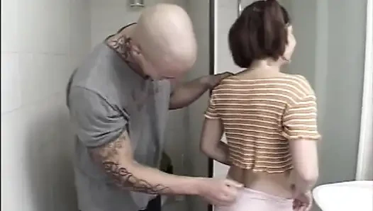 Sıkı amcıklı masum genç kız banyoda sikiliyor ve büyük yarakla ağzına boşalıyor