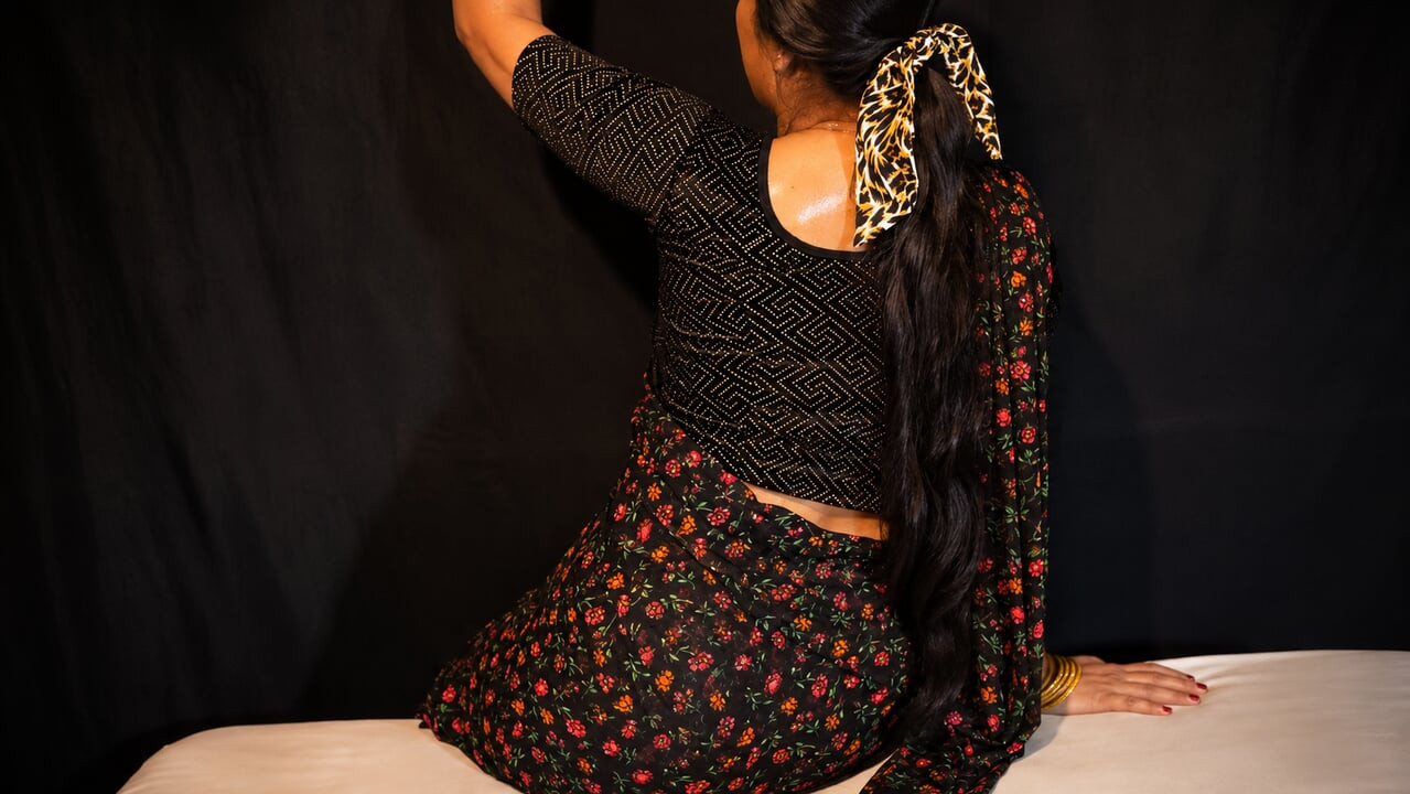Une femme desi excitée taille une pipe au frère de son mari en gorge profonde.