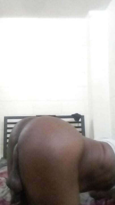 Ladyboy với cặp mông căng tròn và cặp mông to mập mạp đang banh má