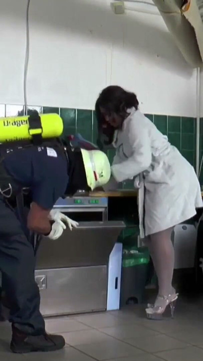 MILF ผิวสีเรียกหน่วยดับเพลิงแล้วโดนเย็ดแรง | คลิป 1