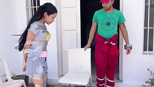 Gelangweilte 18-jährige will sexy handwerker-bondage (episode 1 von 2)