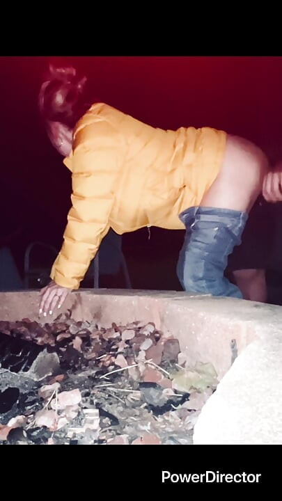 MILF pali i zostaje zerżnięta na zewnątrz